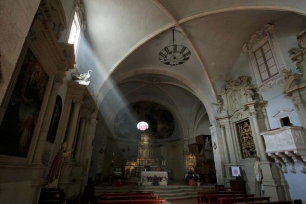 interno-chiesa-santi